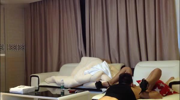 叫来上门披肩发援交女沙发上边后入猛操还边给女友打电话聊骚 这样操真爽